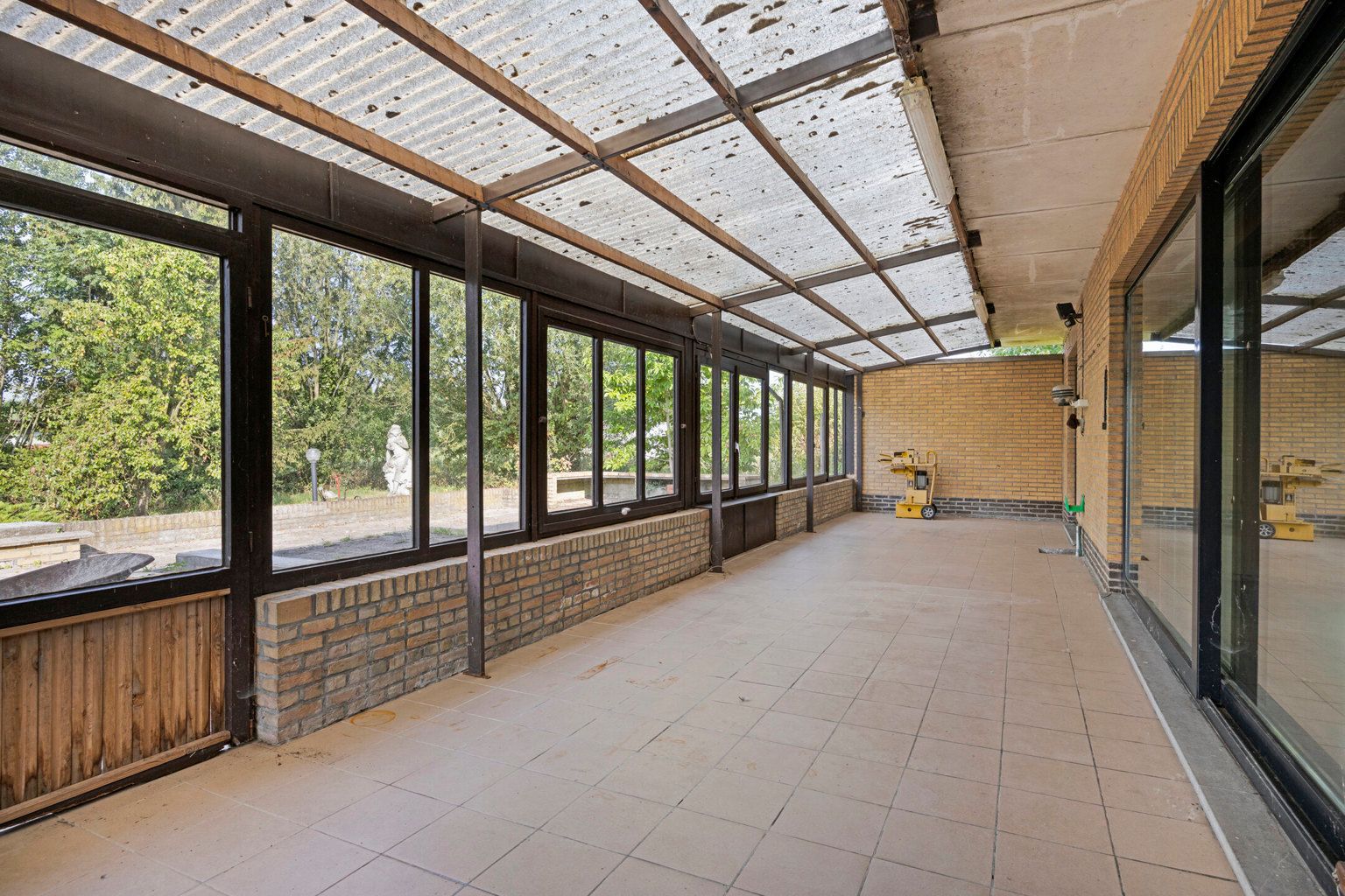 Te renoveren laagbouwvilla met verzicht in rustige straat foto 28