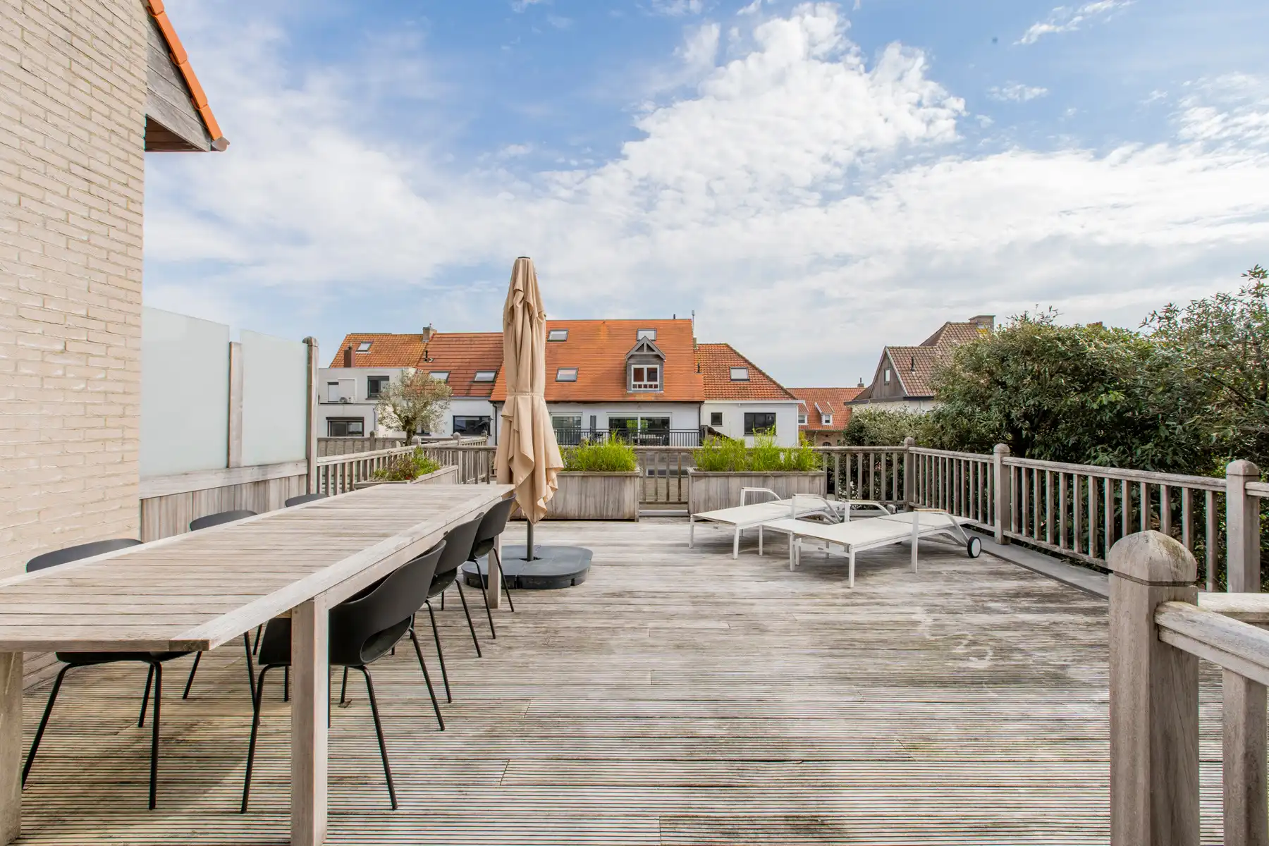 Uitzonderlijk ruim en modern gemeubelde triplex met zonneterras foto 6