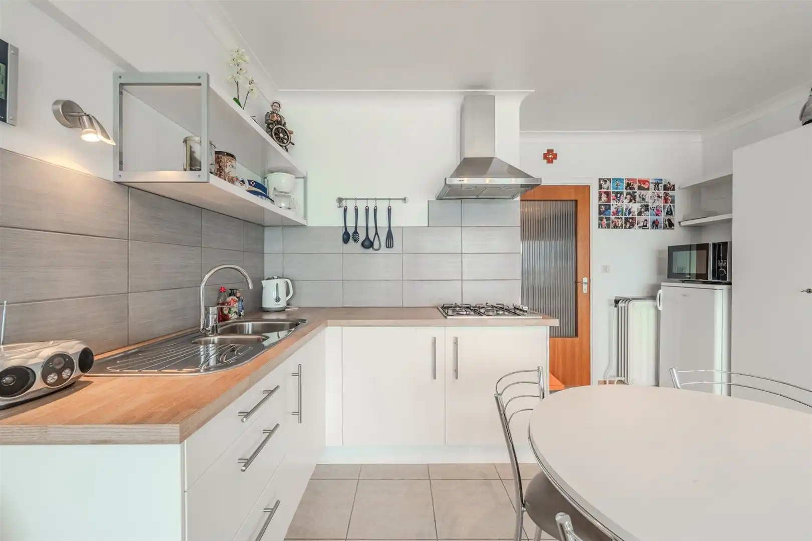 Studio met slaaphoek en frontaal zeezicht foto 9