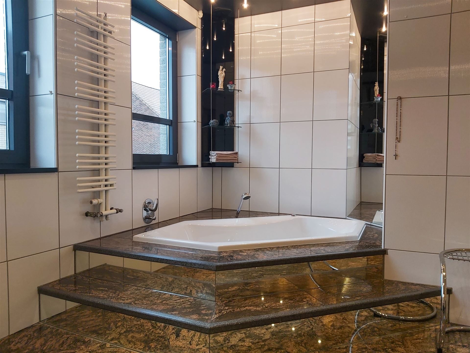 Grotestraat 332/2 – genieten van comfort, sauna, ruime inpandige garage, prachtig aangelegde tuin en een uniek uitzicht over de Maas! foto 9