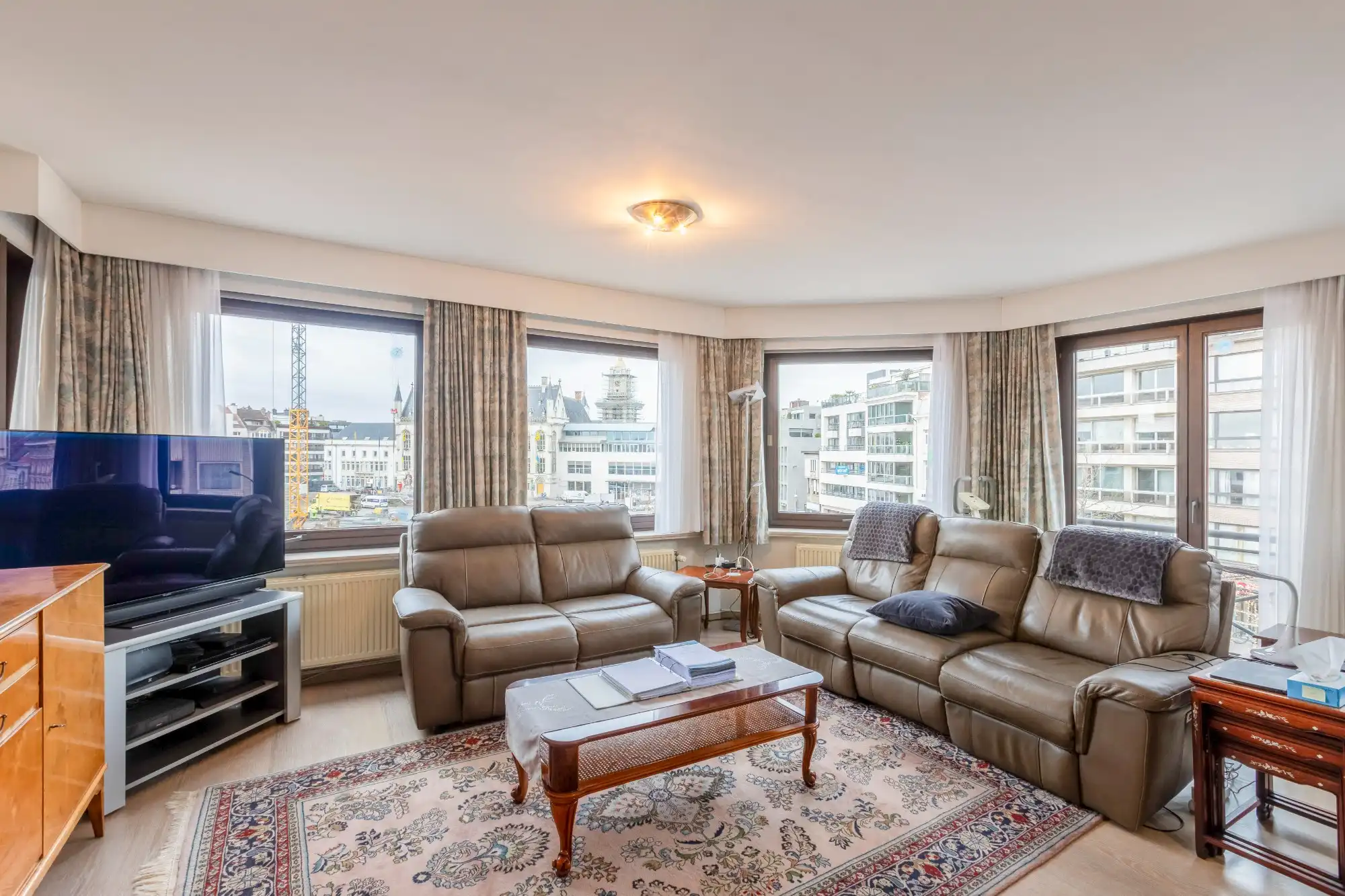 Ruim appartement met uitzicht op de Grote Markt foto 3