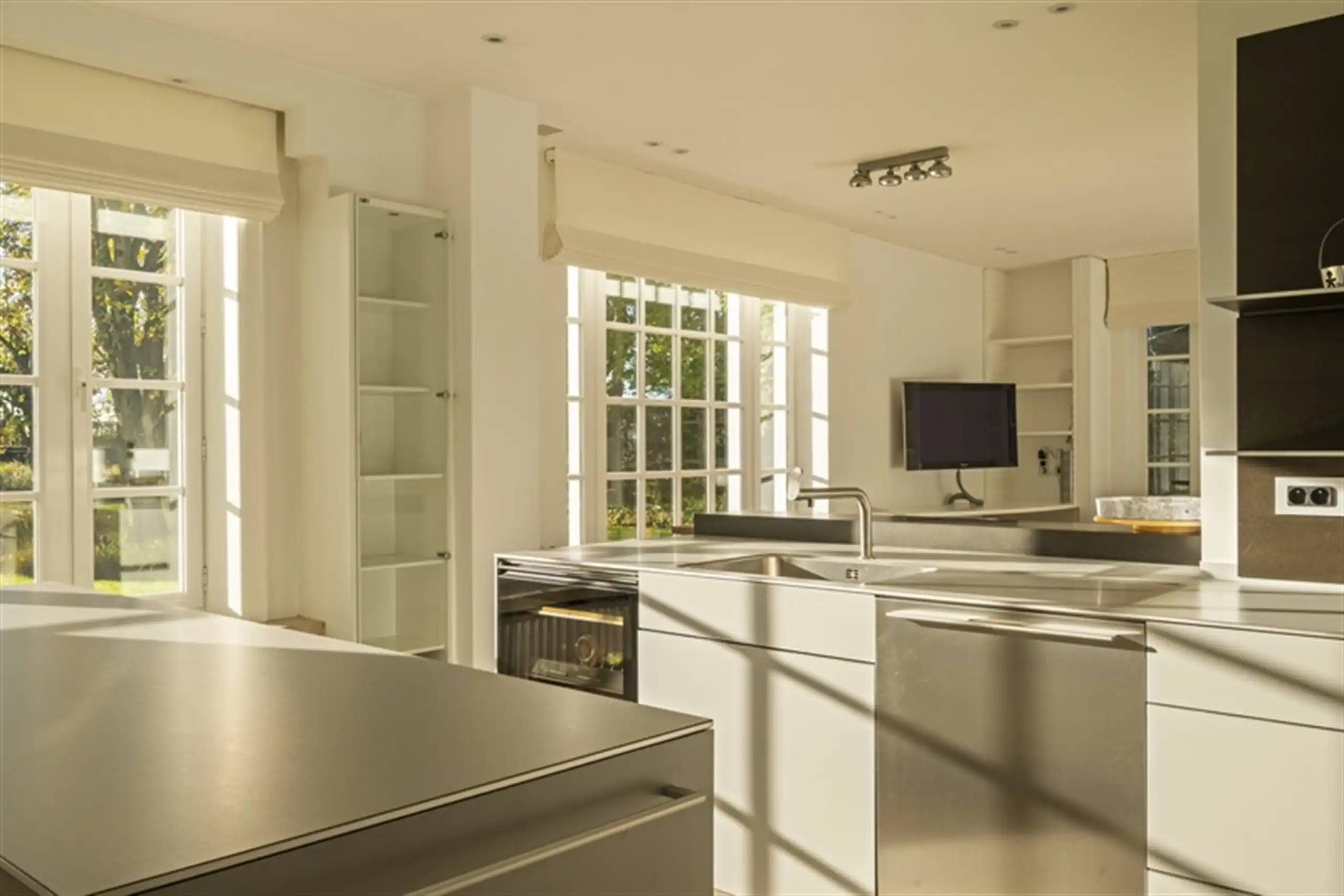 Waardevolle witte vastgoedparel  op 8.679 m² ! foto 16