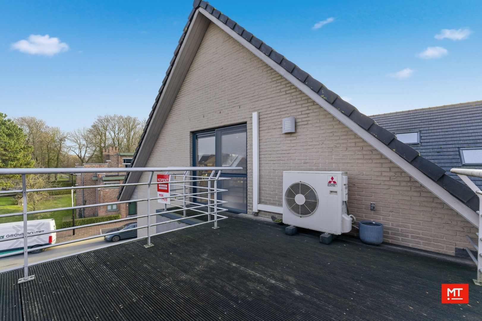 Instapklaar 2-slaapkamerappartement met groot terras en garage in het centrum van Zonnebeke foto 2