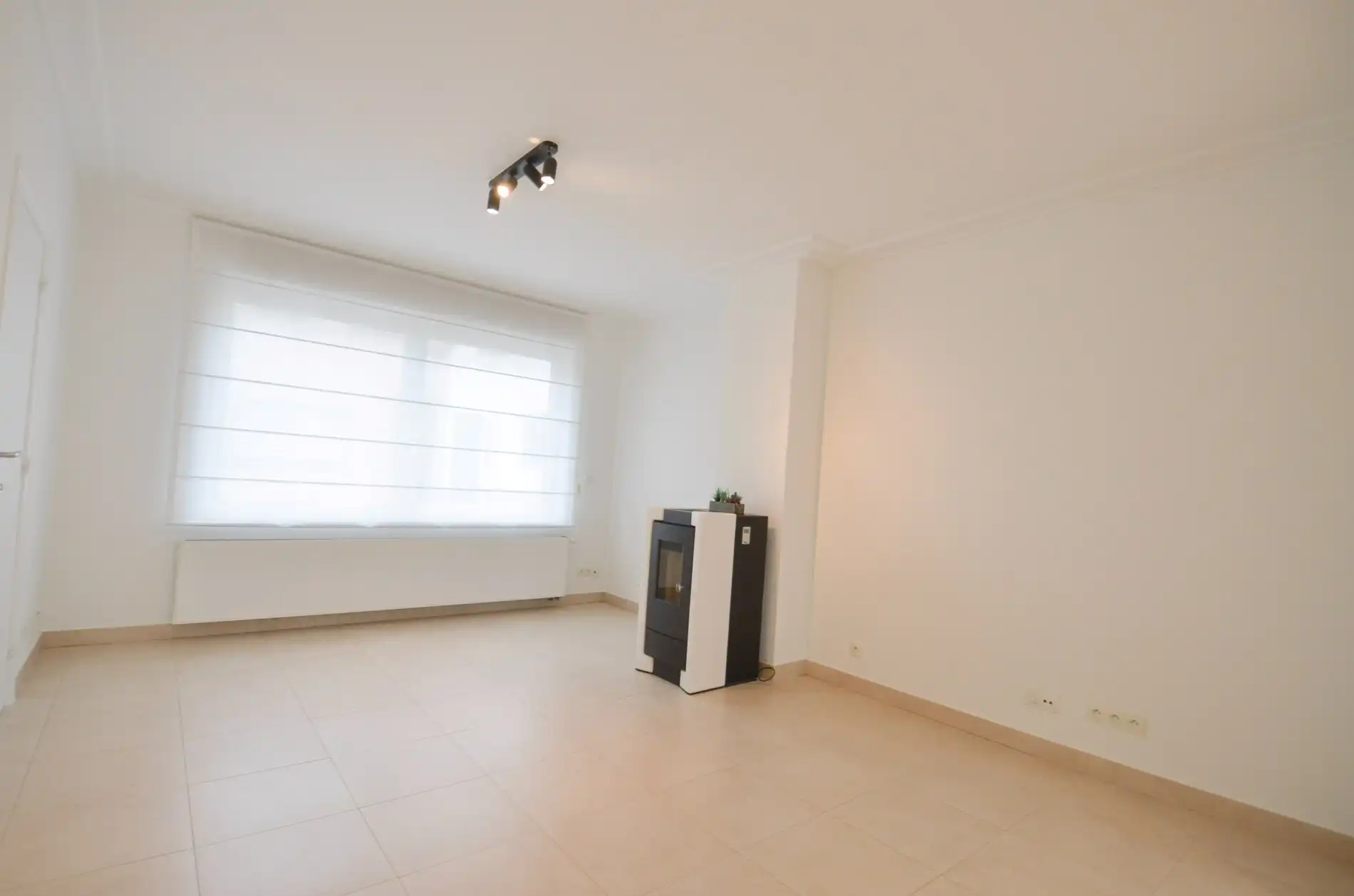 Ruime woning met ruime terrassen en een inpandige garage gelegen nabij de keuvelhoekstraat. foto 4