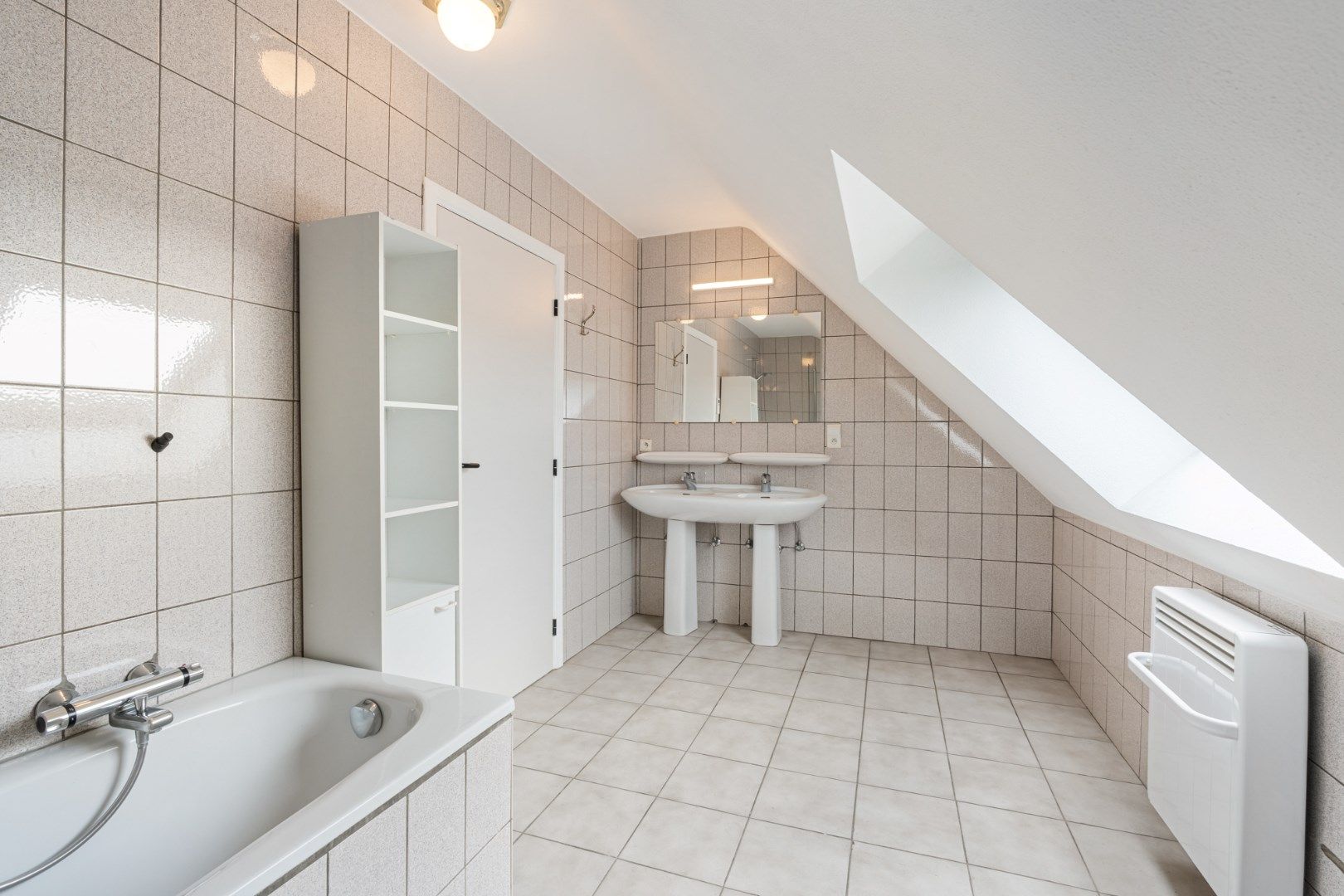 Comfortabel gebouw, onderverdeeld in een gelijkvloers appartement en een woning (210 + 210A), op een perceel van 9a60 met diverse mogelijkheden (kangoeroewoning foto 29