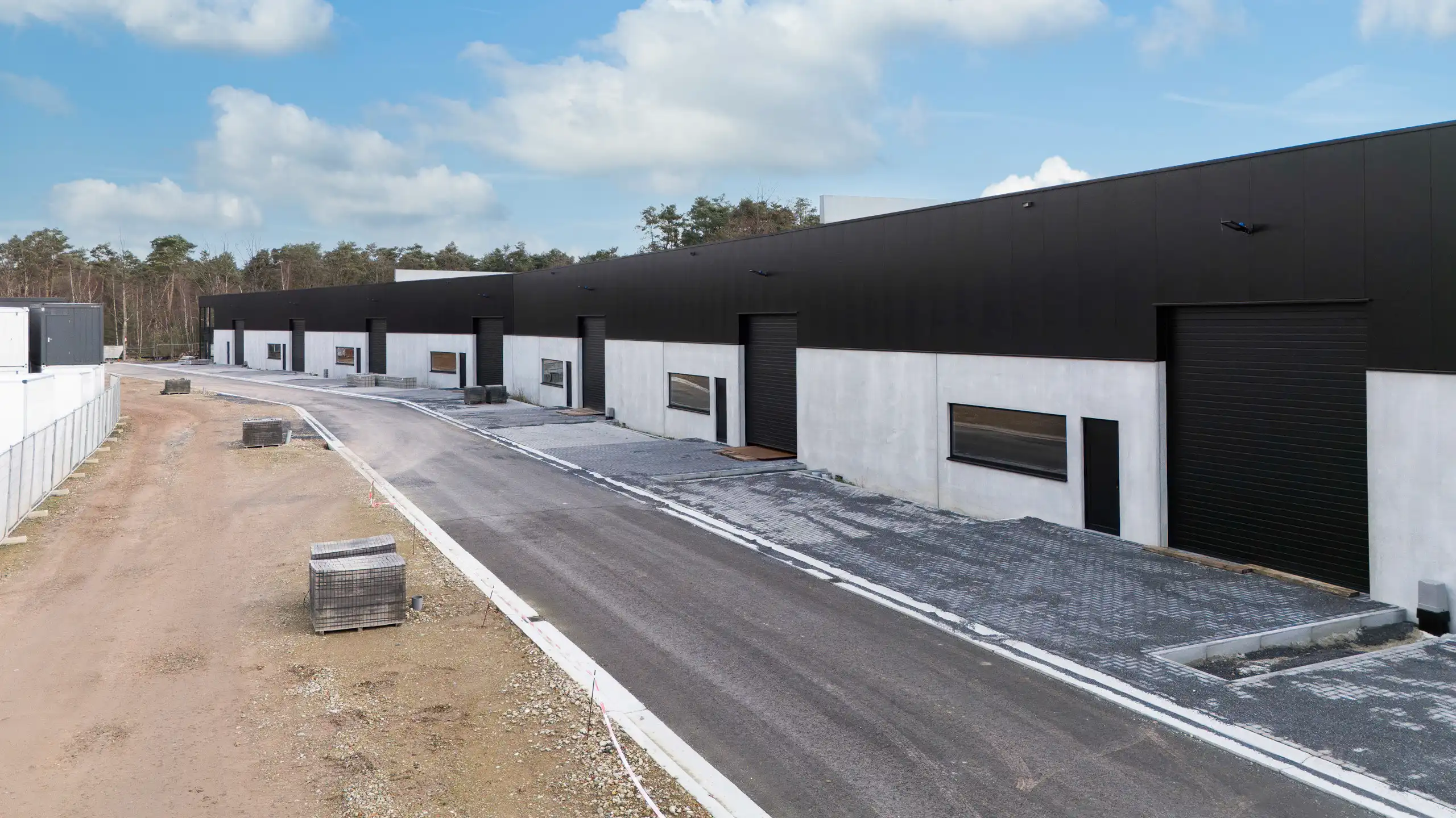 Nieuwbouw KMO-unit van 370 m² te Beerse foto {{pictureIndex}}