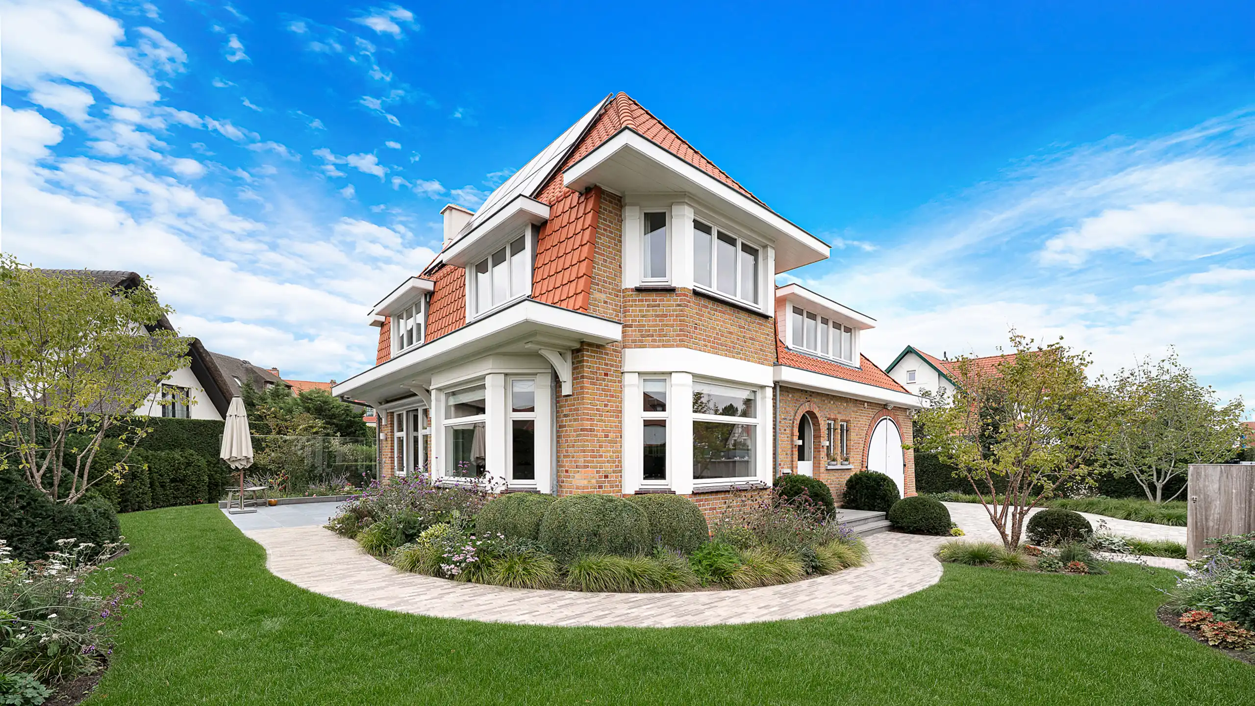 Karaktervolle villa op een uitzonderlijke ligging in Knokke foto {{pictureIndex}}