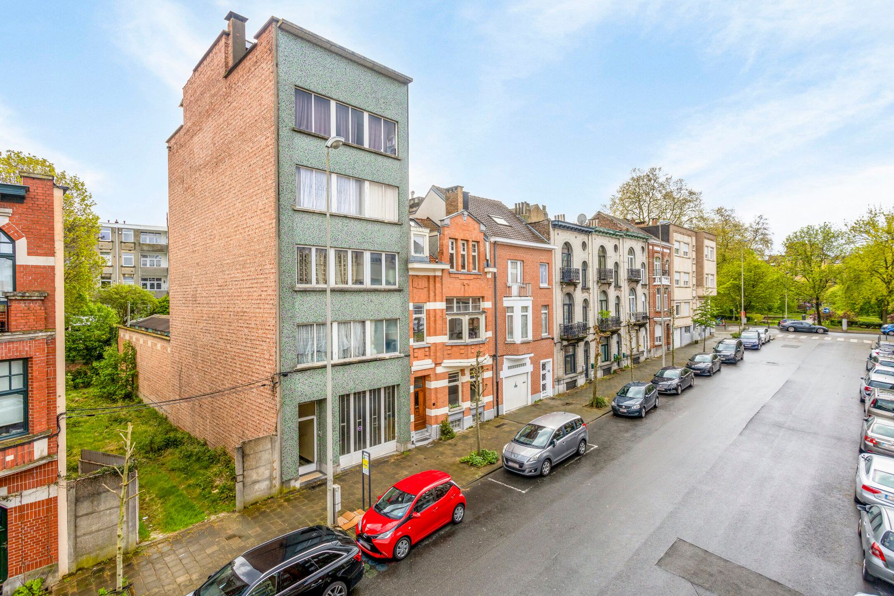 Building met vier appartementen en loods foto 3