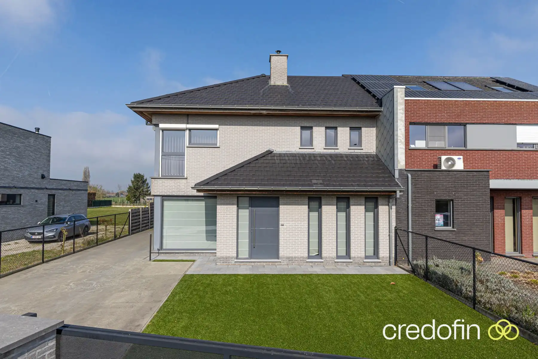 Ruime halfopen bebouwing met grote tuin en zwembad in rustige straat te Lievegem (Waarschoot) foto 2