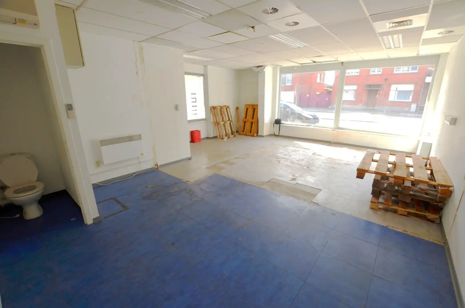 Ruim woonhuis met pakhuis/loods foto 8