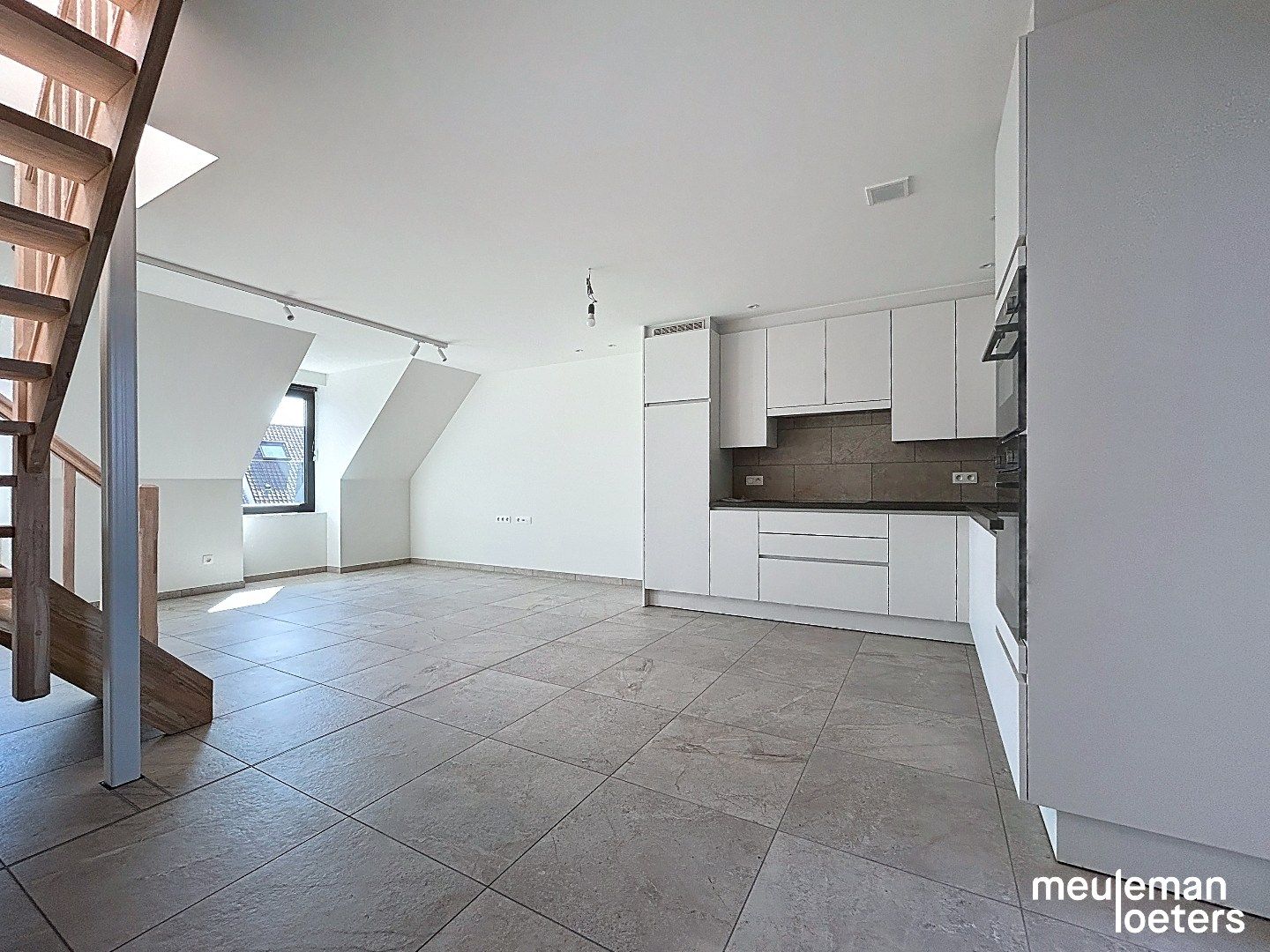 Duplex appartement met ruime garage foto {{pictureIndex}}