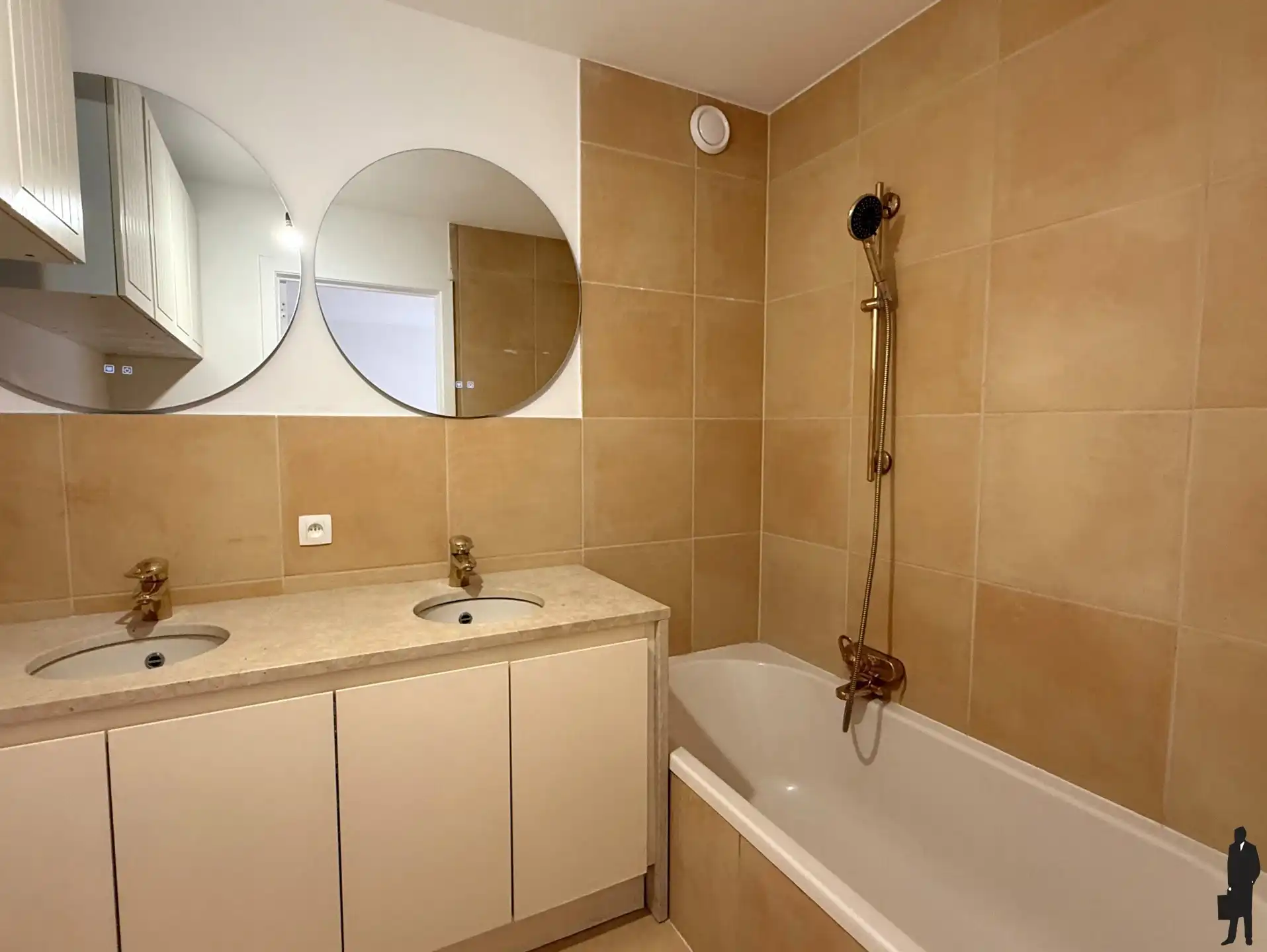 Lichtrijk gelijkvloers appartement met ruim terras foto 12