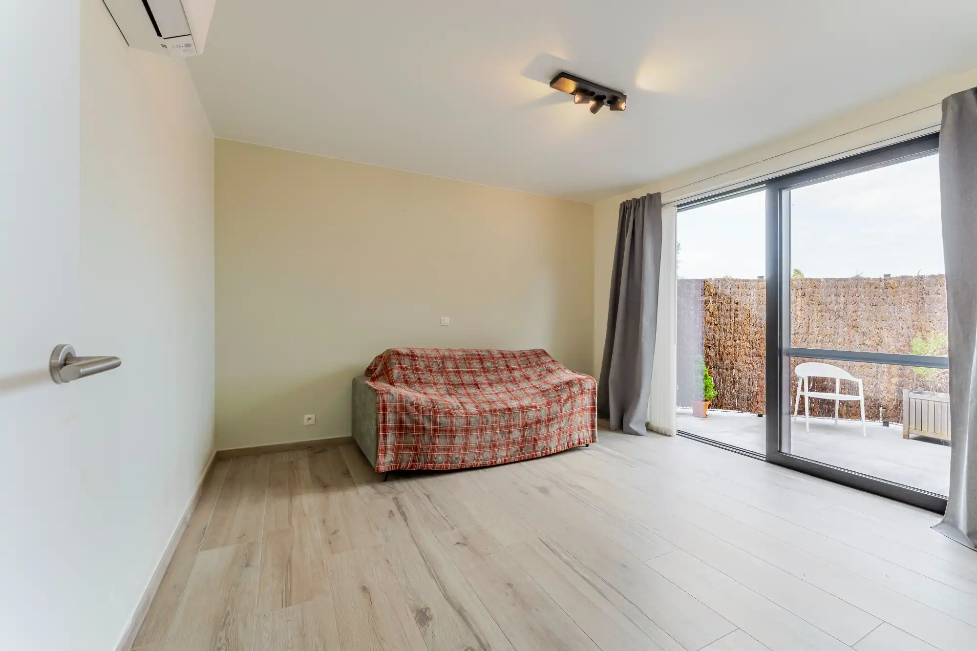 Groot (140m²) gelijkvloers appartement met praktijkruimte, 2 (mog. 3) slaapkamers en ruim terras/koer foto 8