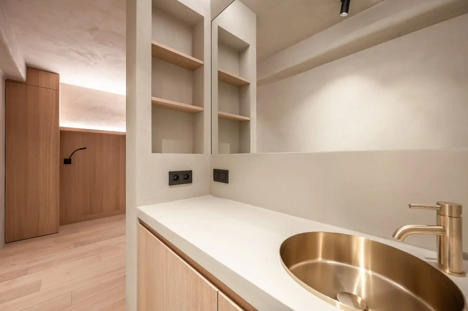 Gerenoveerd appartement met 3 slaapkamers, gelegen nabij de Zeedijk en het Driehoeksplein. foto 15