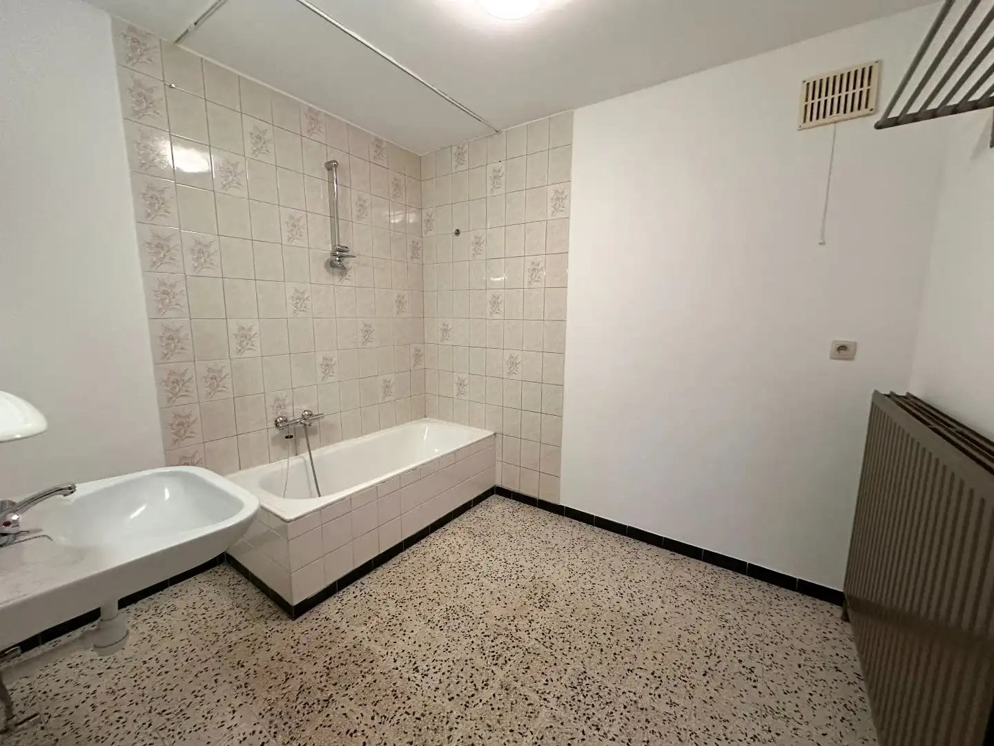 Halfopen woning met ruime tuin foto 15