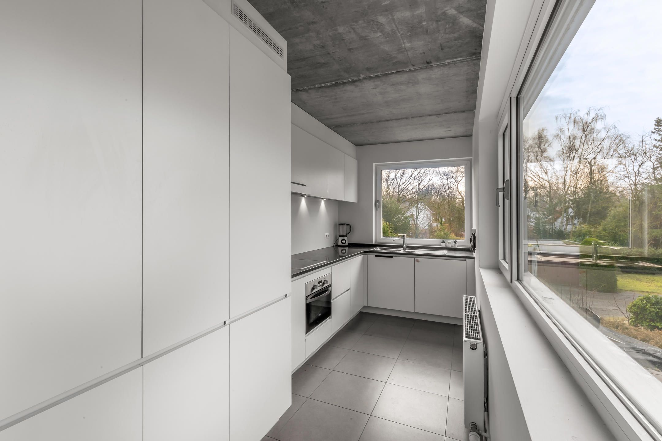 Modern gebouw met handelsgelijksvloers + duplex 1slpk app. foto 14