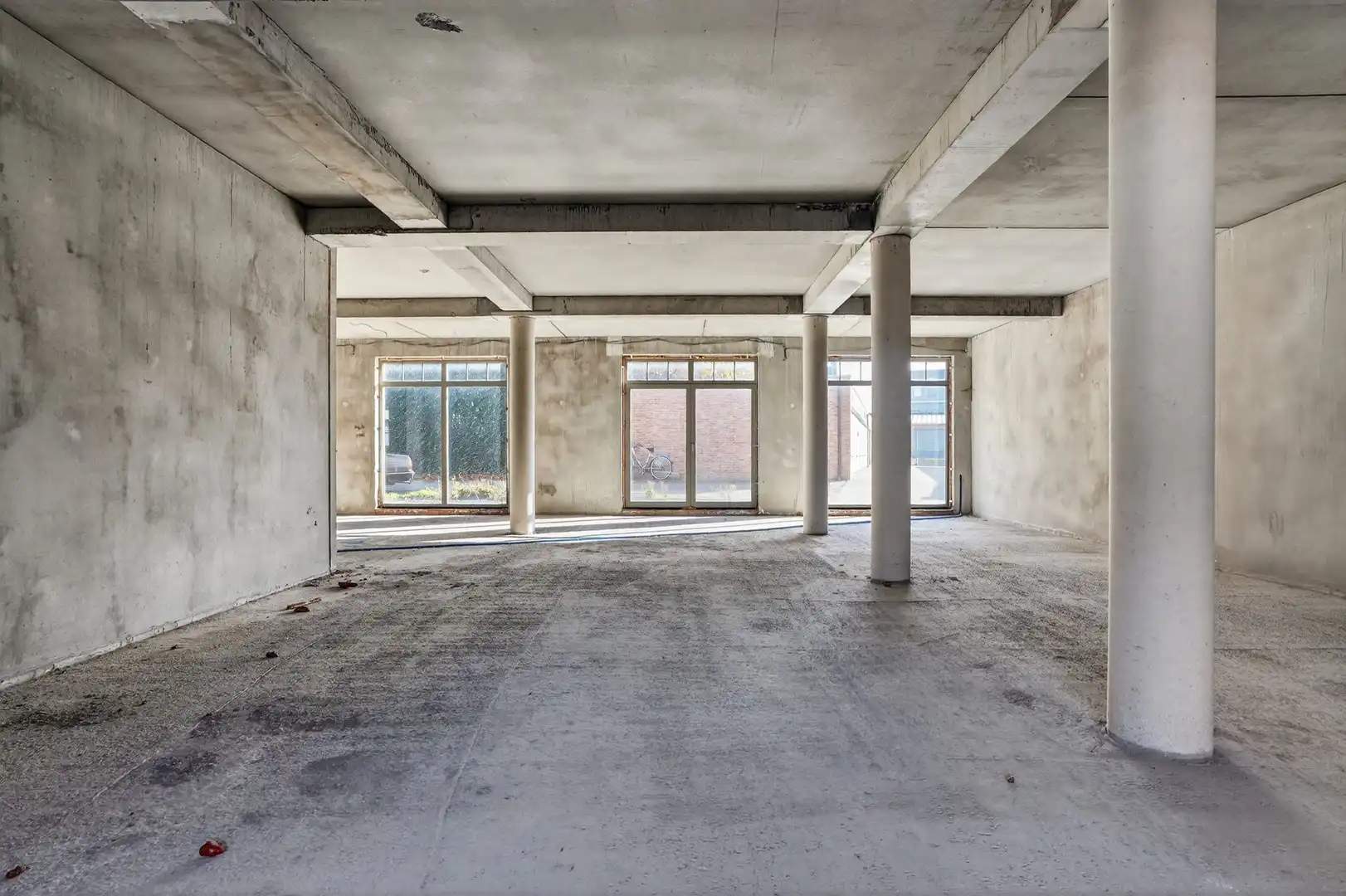 Casco handelsruimte met garage in het centrum van Oostrozebeke! foto 8