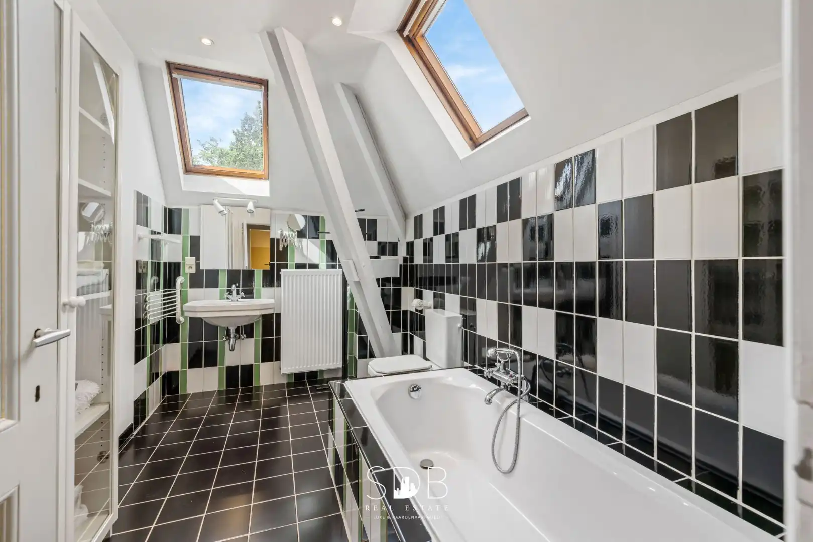 Prachtig kasteel met omringend park, weilanden en stalgebouw op circa 5hectare foto 26