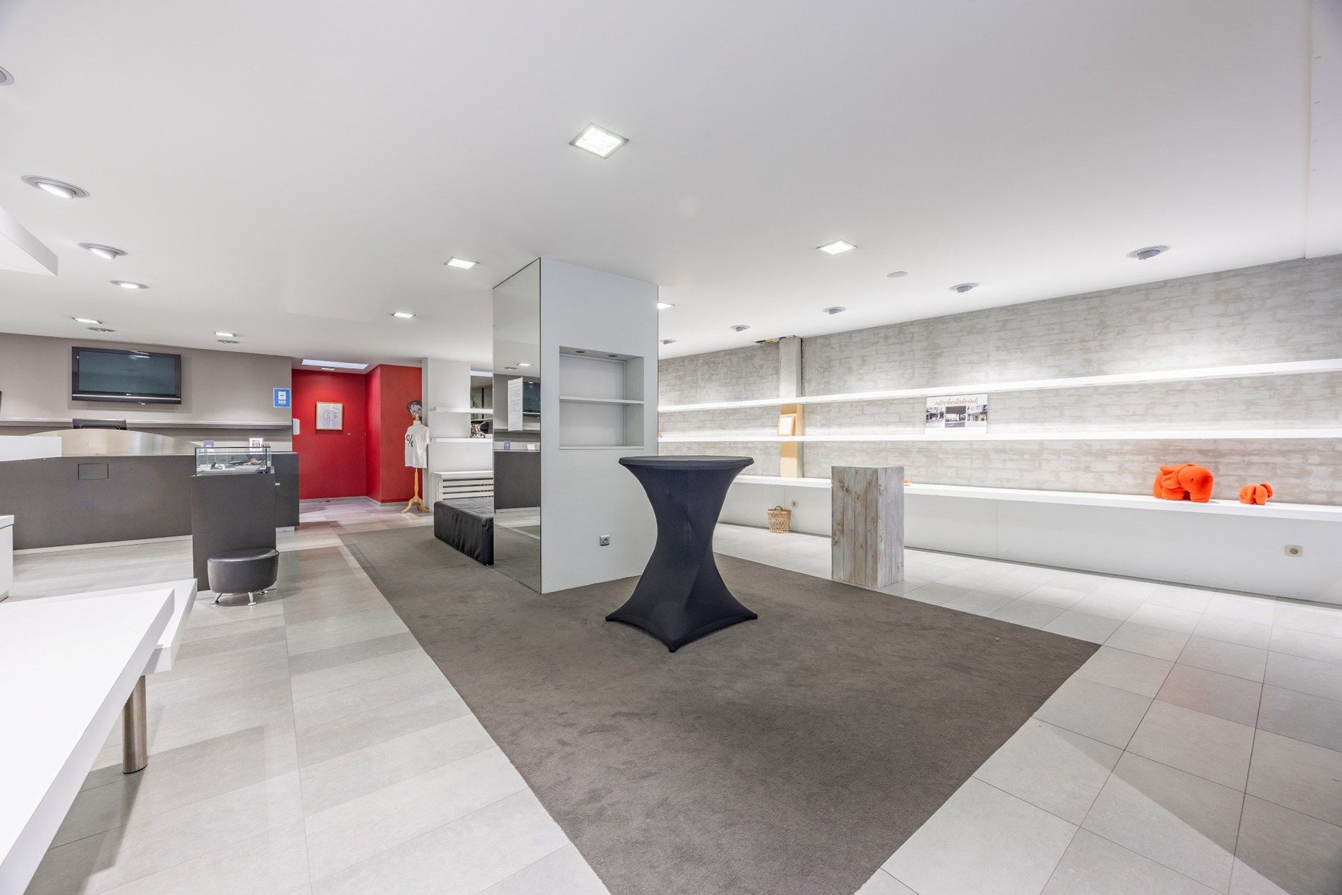 CENTRAAL GELEGEN COMMERCIEEL HANDELSPAND foto 3