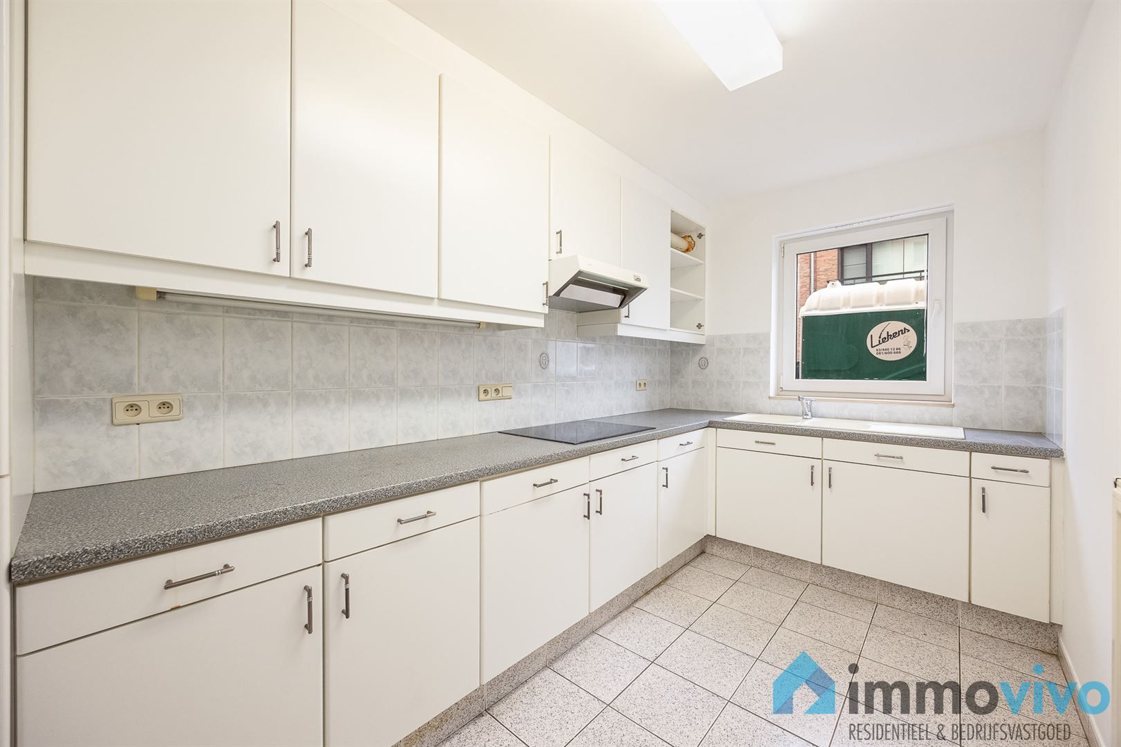 Licht op te frissen gelijkvloersappartement met 2/3 slaapkamers, tuin en garage. foto 5