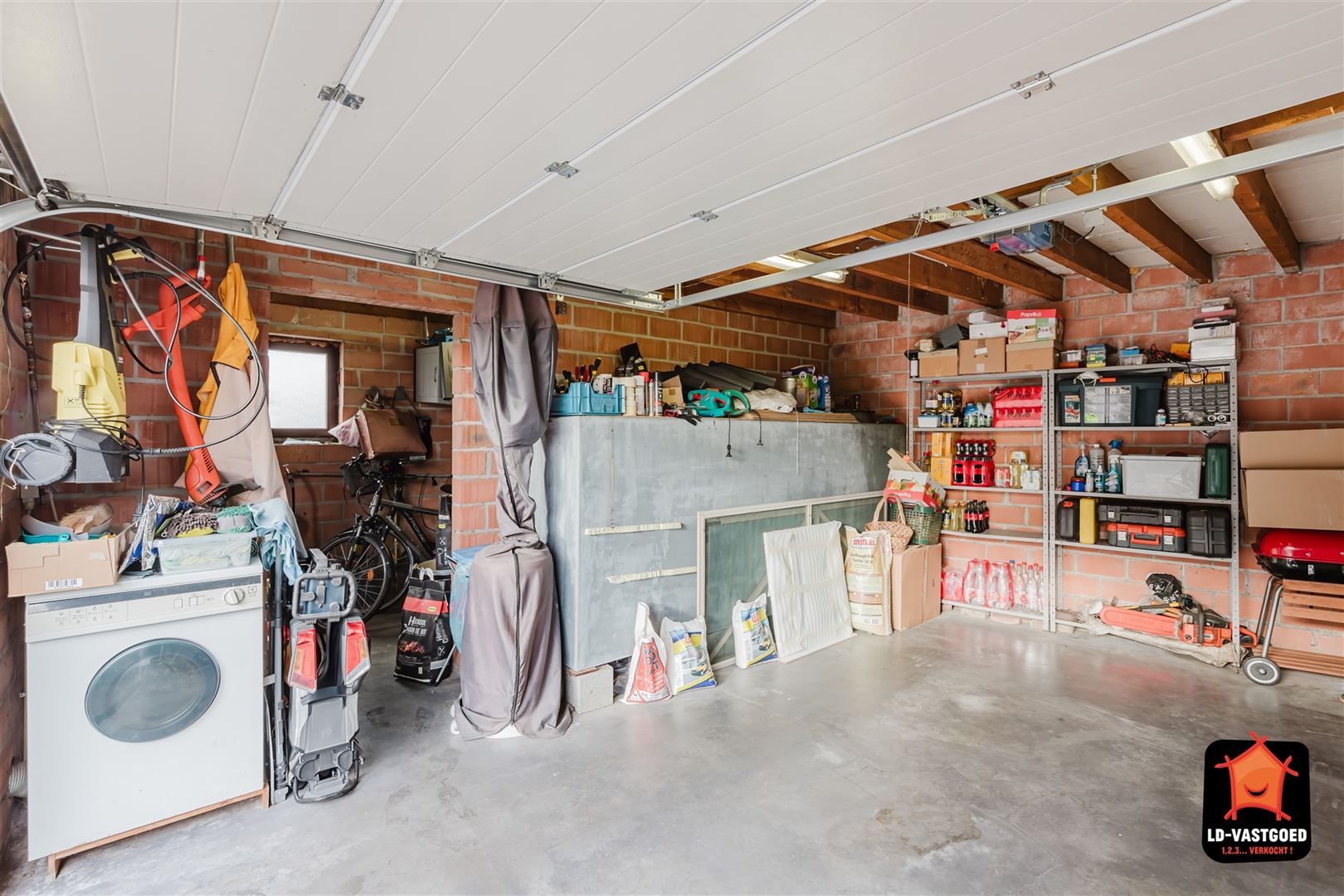 Goed gelegen woning met aparte garage foto 7