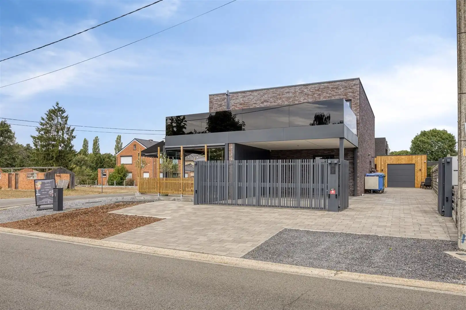 TE KOOP: Handelshuis met pizzeria & appartement in Koersel! foto 3