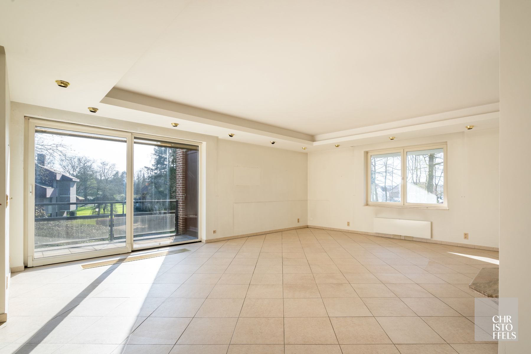 Villa-appartement (273m²) met renovatiepotentieel in een groene omgeving in Lanaken! foto 3