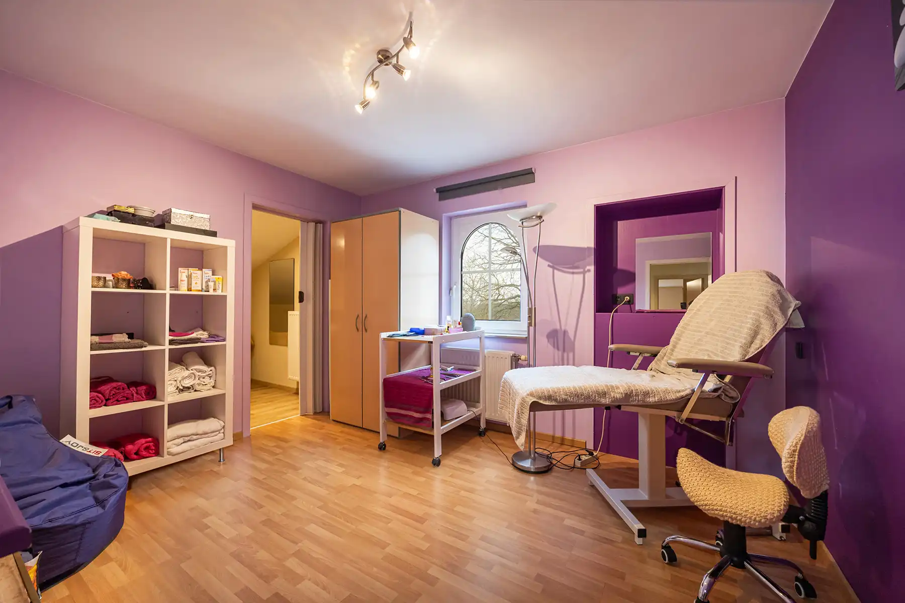 INSTAPKLARE, RIANTE GEZINSWONING MET 5 SLAAPKAMERS,  RUIMTE VOOR VRIJ BEROEP, INPANDIGE GARAGE IN KELDER EN GUNSTIG EPC OP PERCEEL VAN 11A30CA TE OUDSBERGEN foto 19