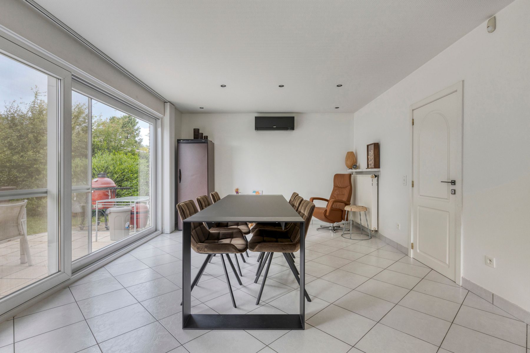 Open bebouwing met 3 slpkmrs, zonnepanelen en praktijkruimte foto 9