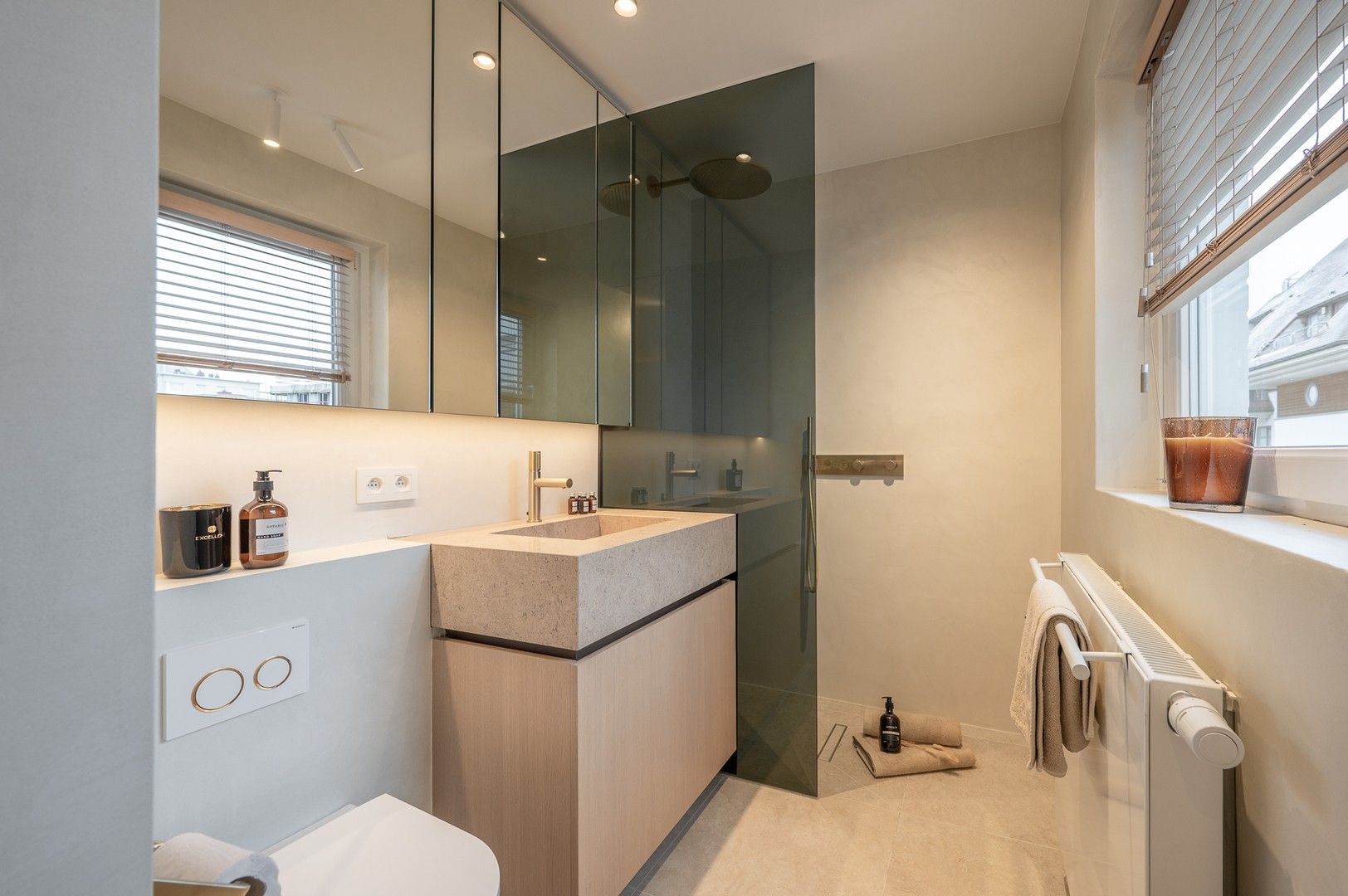 Luxueus gerenoveerd hoekappartement met zeezicht vlakbij de wandeldijk in het Zoute. foto 18