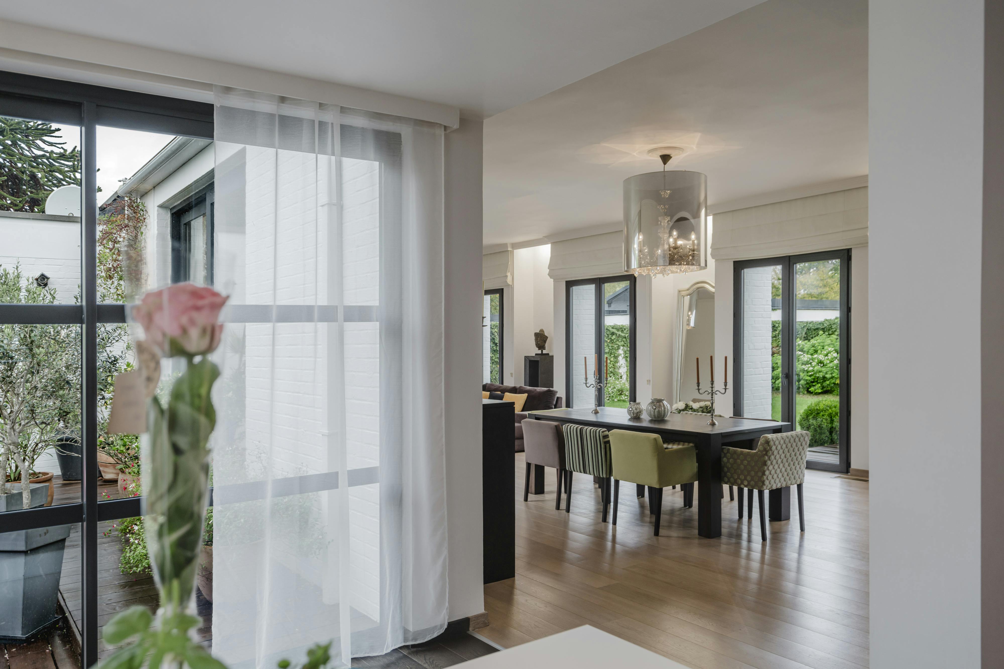 Architecturale patiowoning met tijdloze klasse foto 16