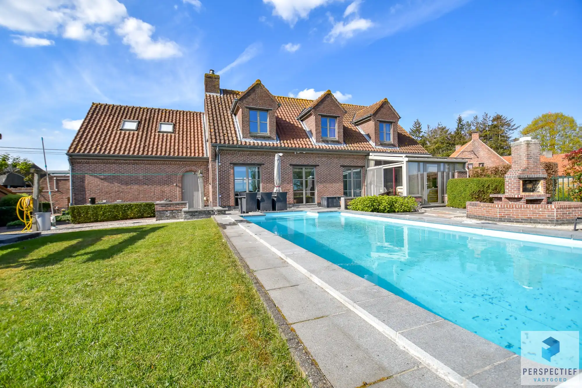 Landelijk gelegen villa met handelsruimte en buitenzwembad op 1370 m² foto 27