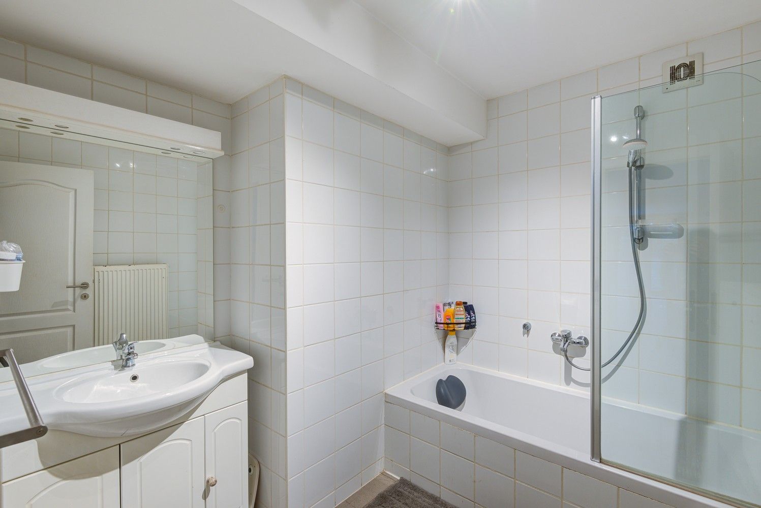 GELIJKVLOERS APPARTEMENT MET 2 SLAAPKAMERS, 2 AUTOSTAANPLAATSEN EN ZONNEPANELEN TE GROTE-SPOUWEN foto 8