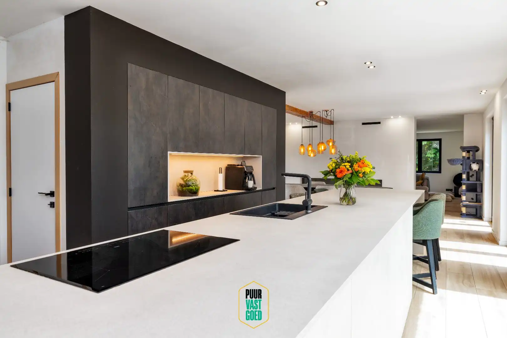 Knap gerenoveerde villa in uitgestrekte tuin foto 7