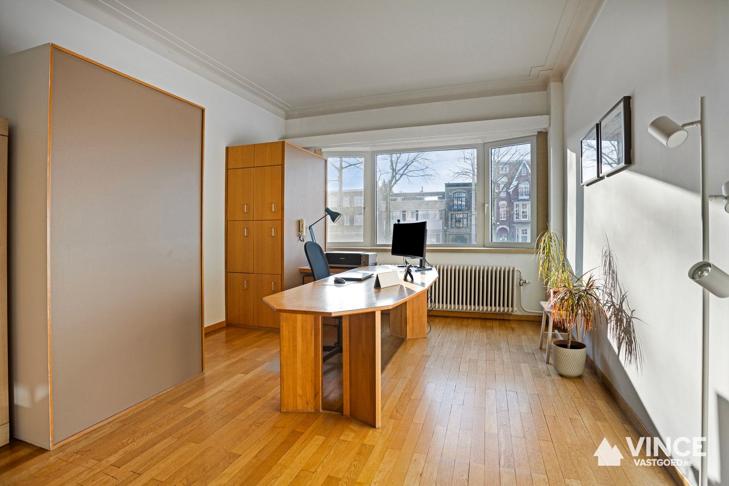 Prachtig huis met indrukwekkende elementen, ruime indeling en leuke tuin foto 12