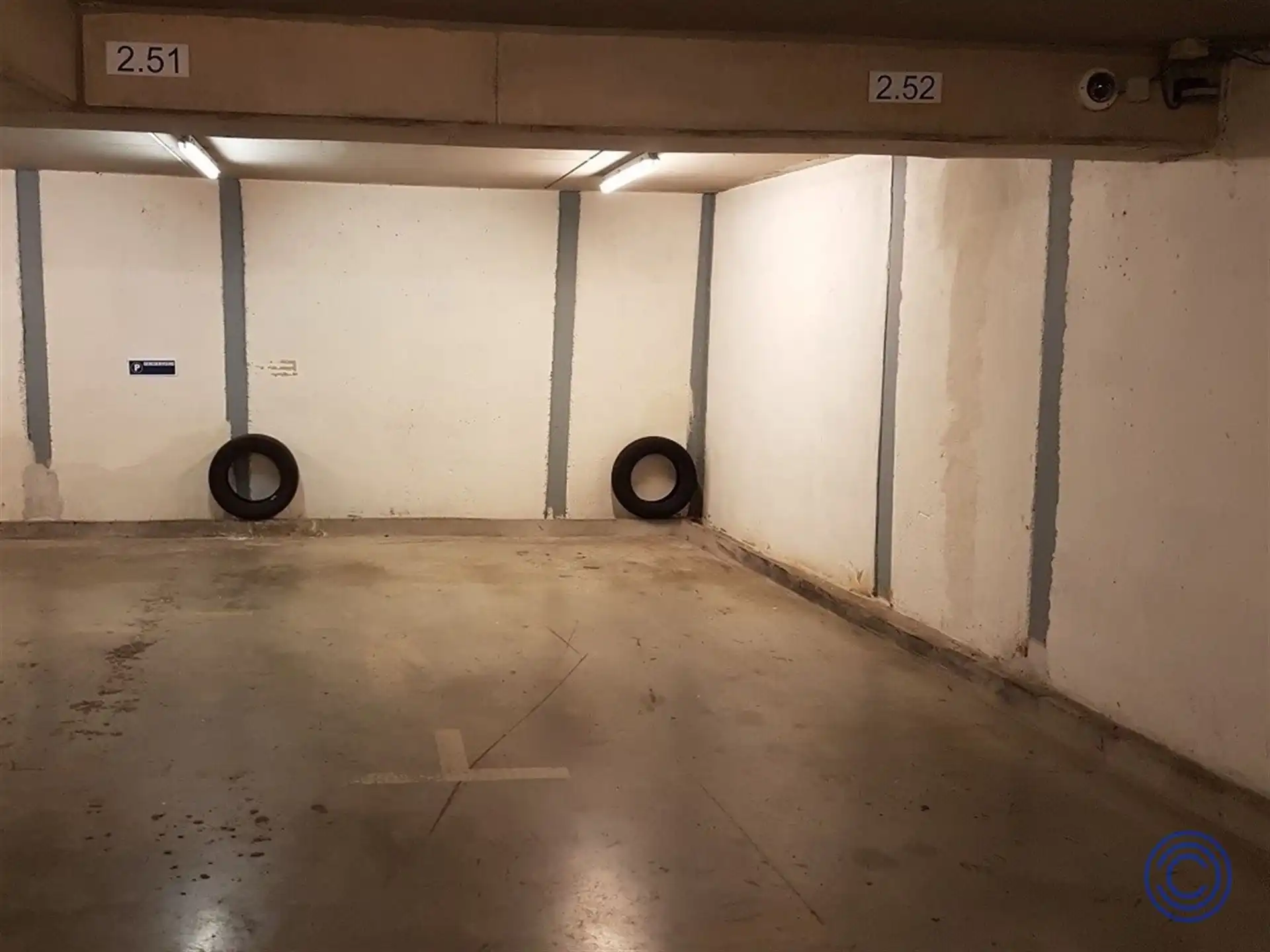 Overdekte autostaanplaats met elektrische poort! foto 4