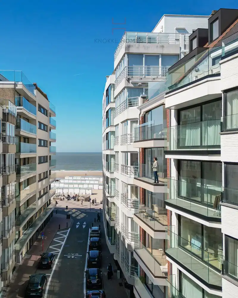Elegant full-floor nieuwbouwappartement met brede leefruimte, terrassen en een zijdelings zicht op zee foto 5
