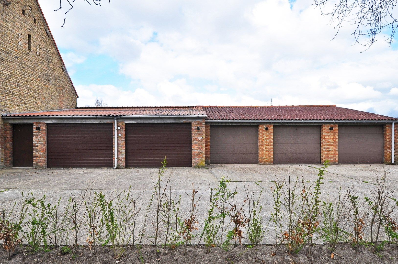 Garageboxen te Assebroek foto {{pictureIndex}}