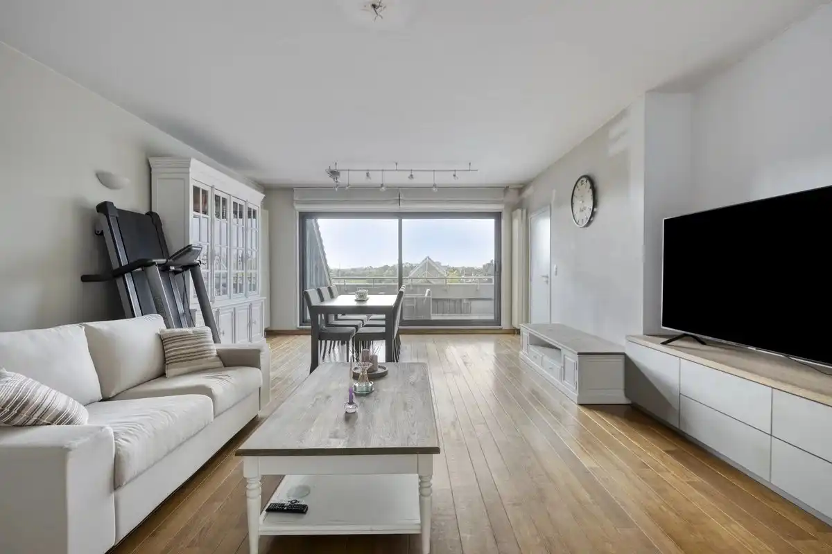 RUIM DUPLEXAPPARTEMENT VAN 144 M² MET 3 SLPK'S IN HASSELT foto {{pictureIndex}}