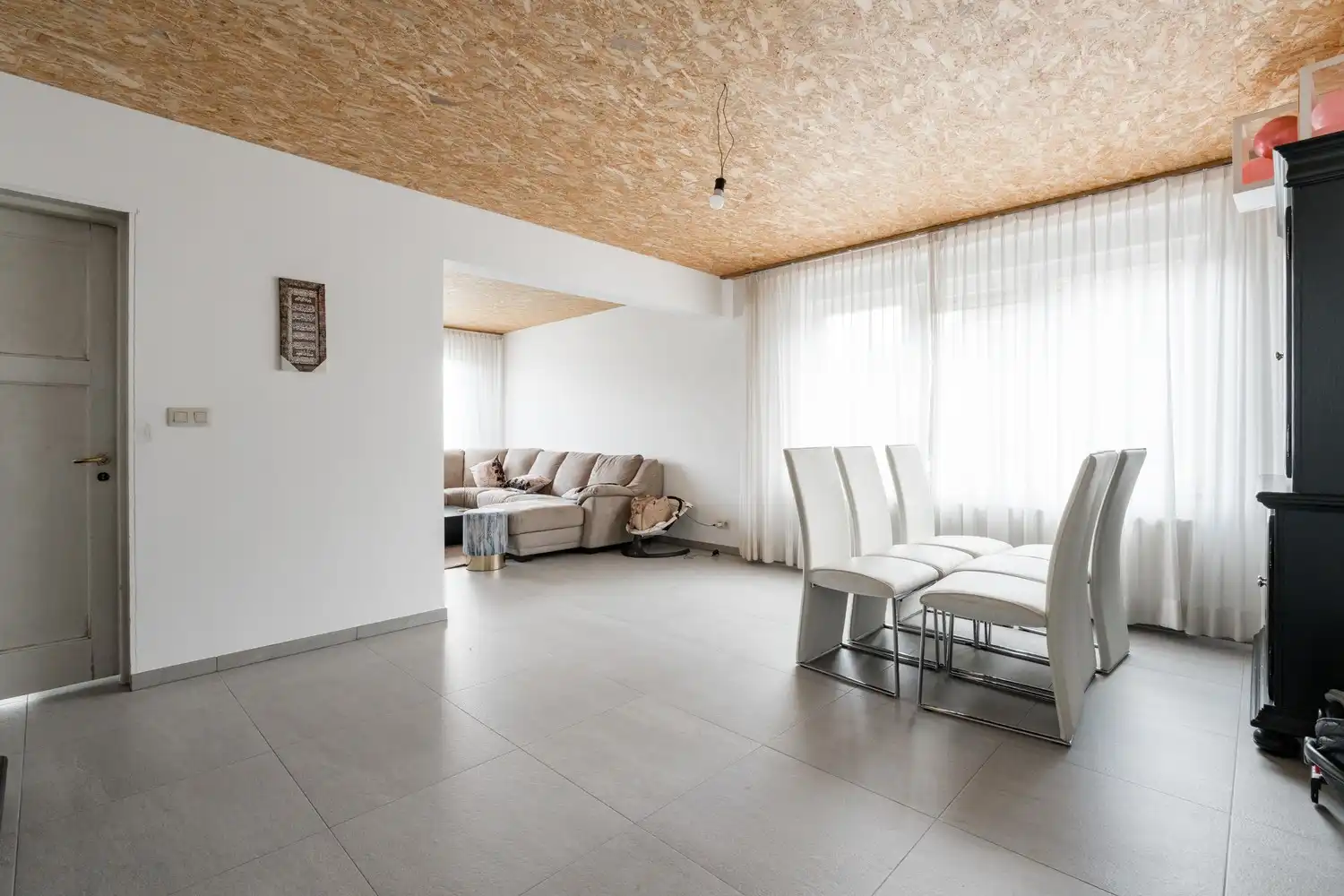 Leuke gezinswoning met 3 slaapkamers nabij de verbindingswegen foto 2