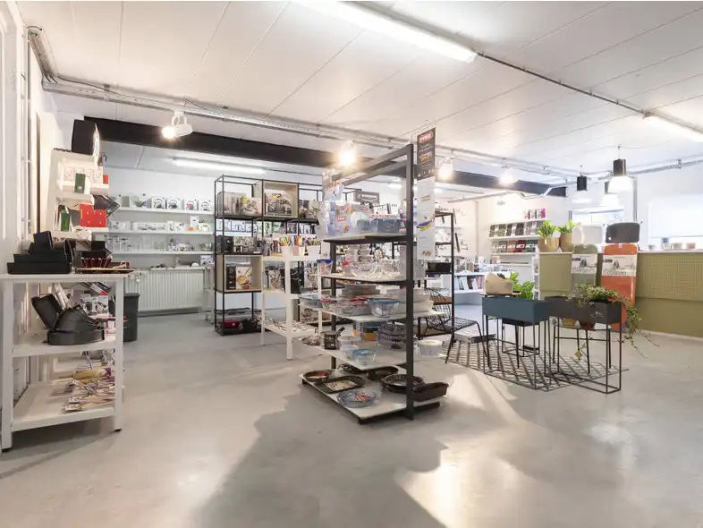 Modern magazijn / showroom met mezzanine en parking foto 5