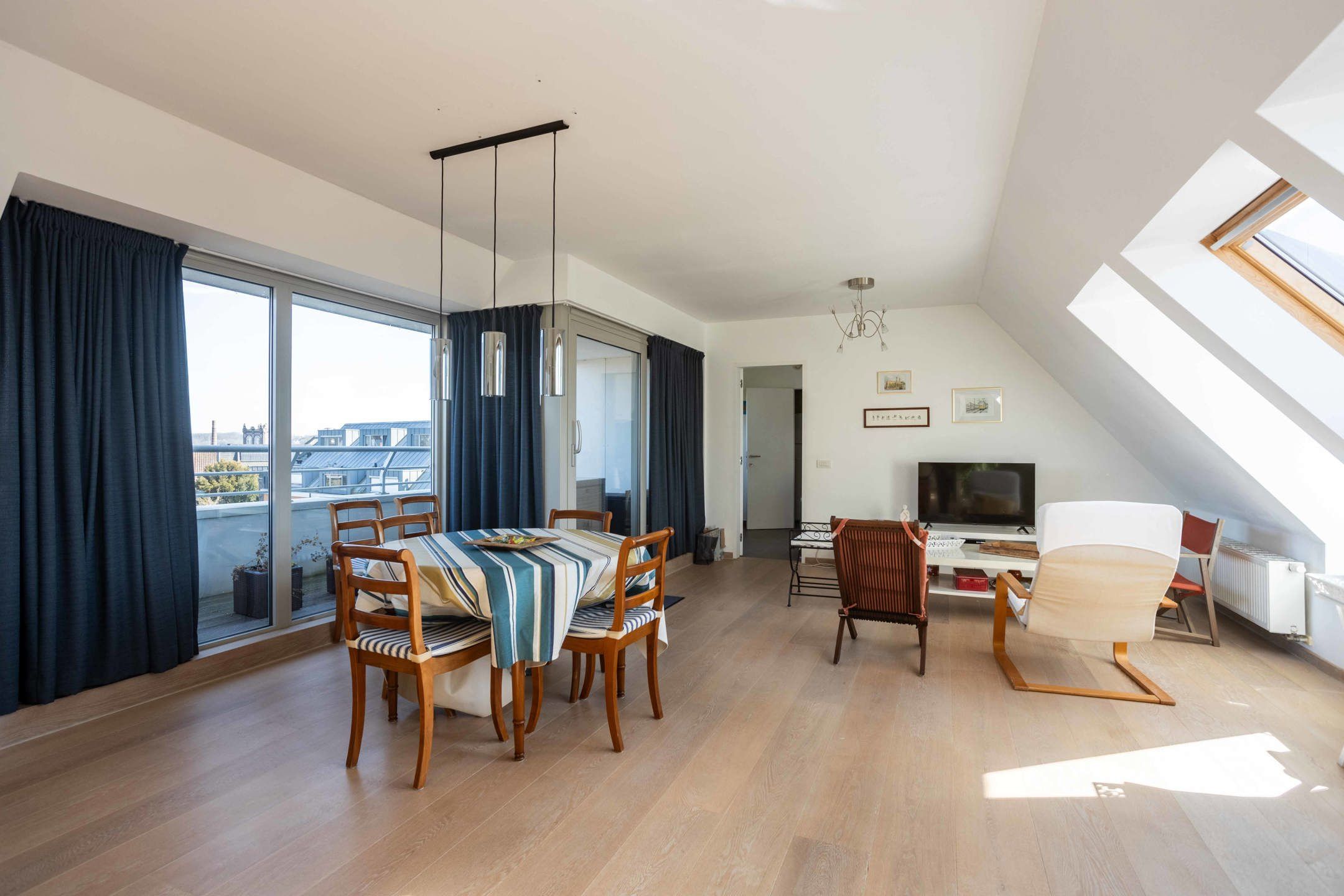Ruim en lichtrijk 2-slpk appartement te koop met garagebox foto 4