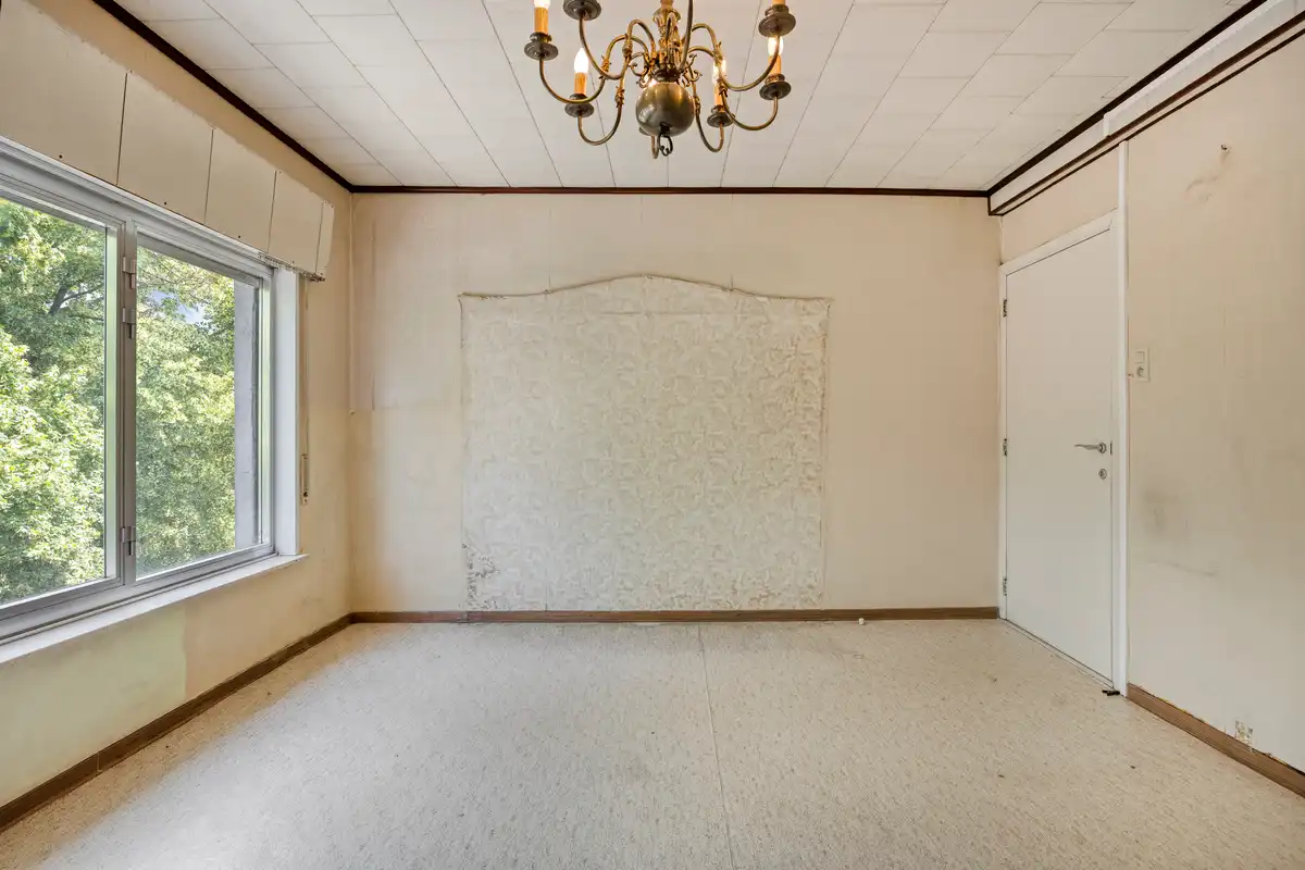 Te renoveren woning met grote garage foto 18