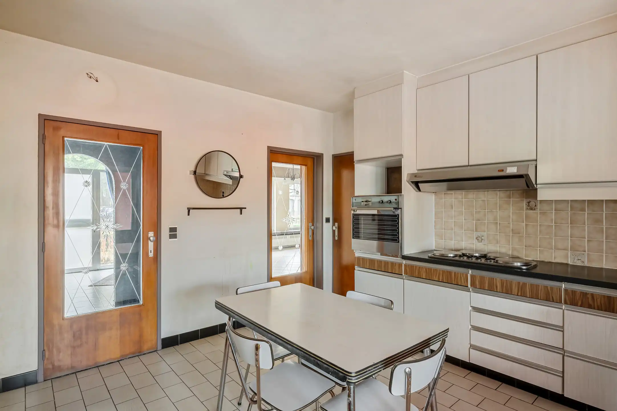 Vrijstaande renovatiewoning met 3 slaapkamers, garage en diepe tuin foto 8