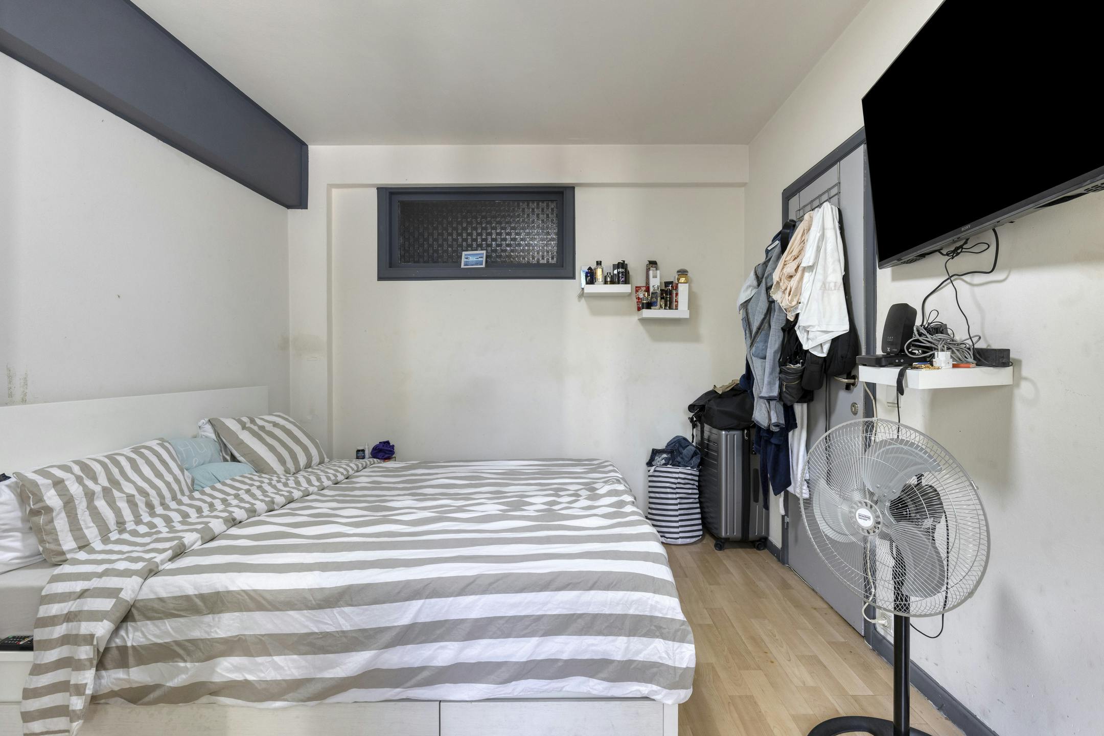 Op te frissen appartement met terras te koop in Berchem foto 7