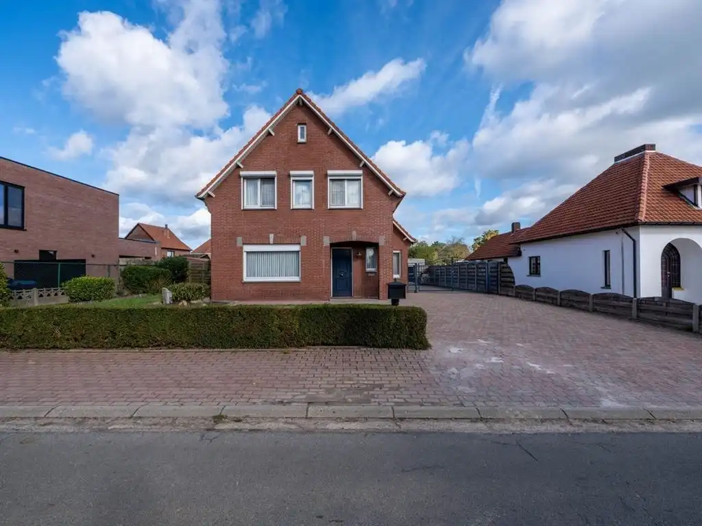 Verzorgde vrijstaande woning, grotendeels gerenoveerd foto 3