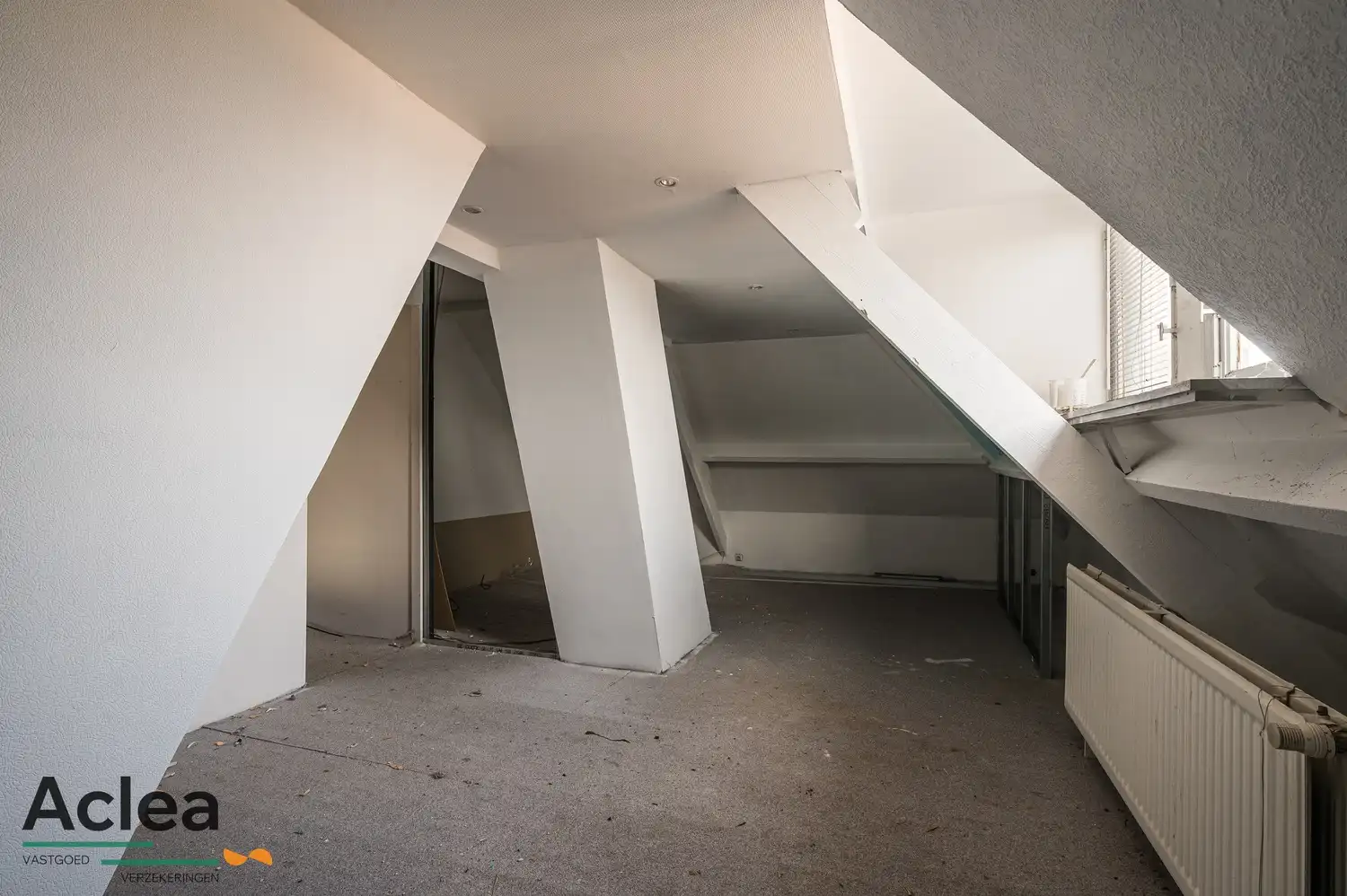 Te renoveren woning met grote magazijnruimte en veel potentieel foto 29