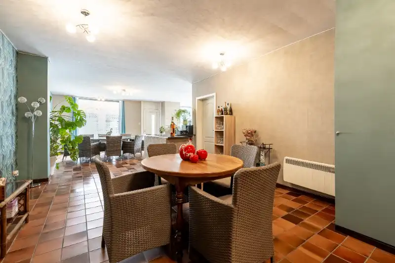 Woning met brede oprit en dubbele garage foto 9