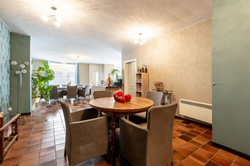 Woning met brede oprit en dubbele garage foto 9