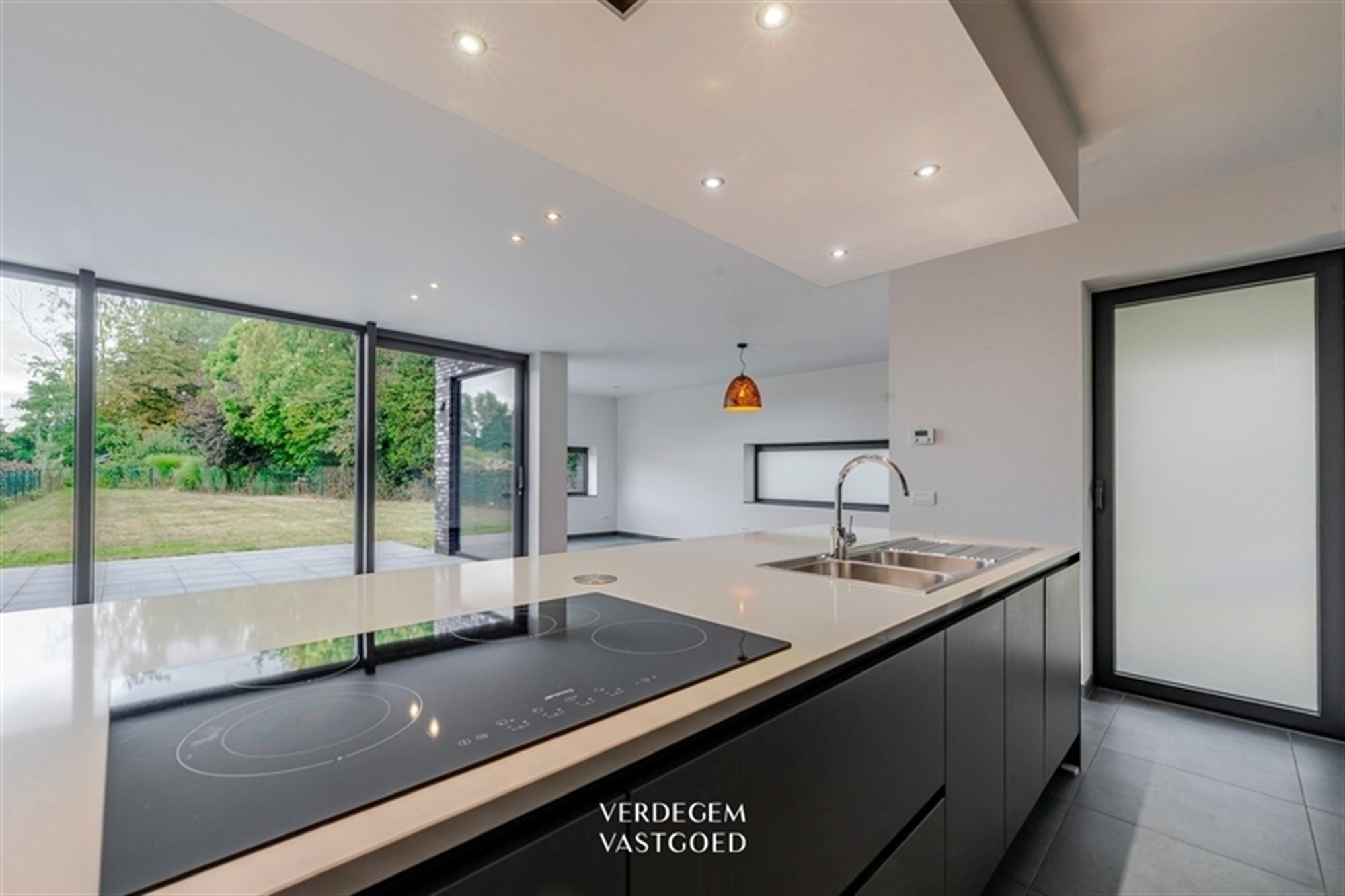 Moderne luxe en comfort in recente woning met 4 slaapkamers foto 13